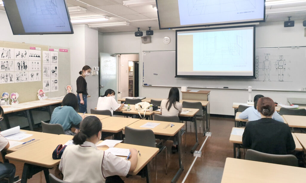 漫画家を目指す人に向けて、背景やパースを理解する講座を実施。