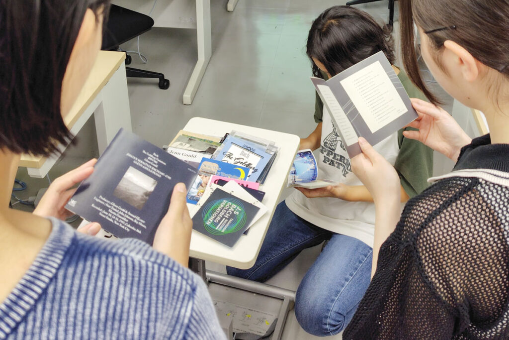 東洋美術学校の「感情に基づくLINEスタンプのラフ制作」の体験授業の様子。