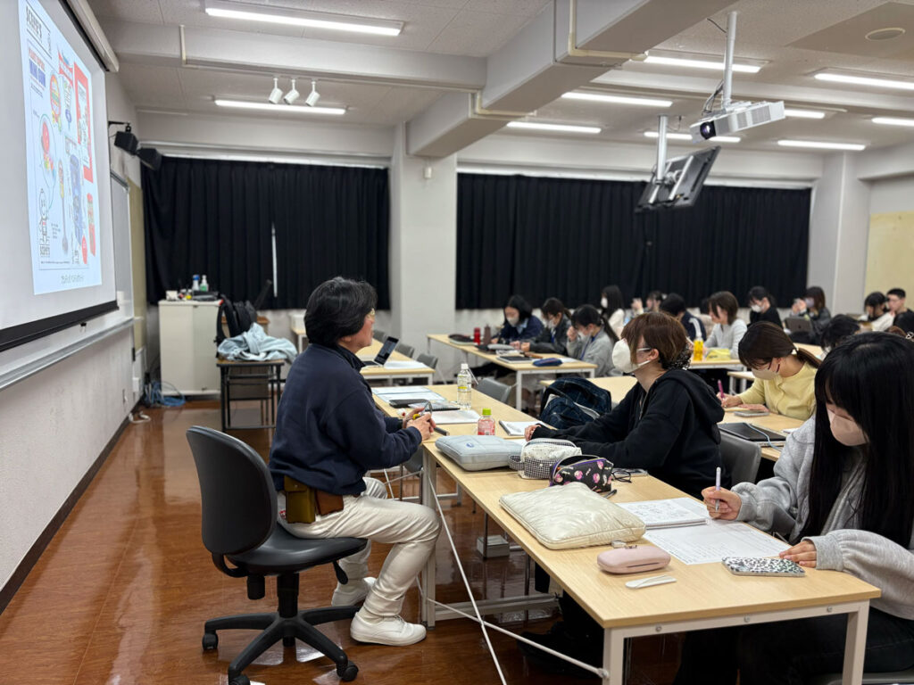 グッズデザインや商品企画を学ぶ、東洋美術学校イラストレーション科の授業。