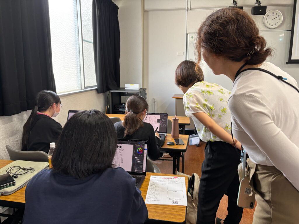 学生たちの人物イラスト制作を見守る先生たち