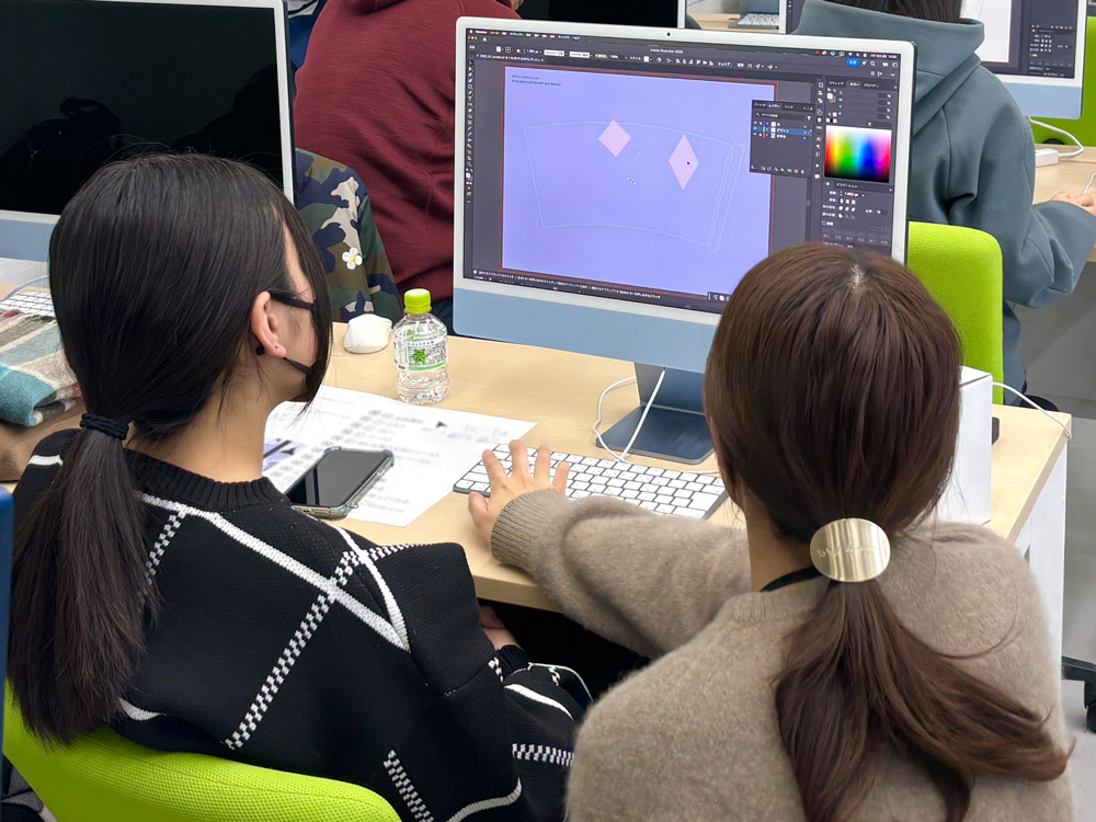 タンブラーデザインの体験授業でIllustratorを操作しているところ