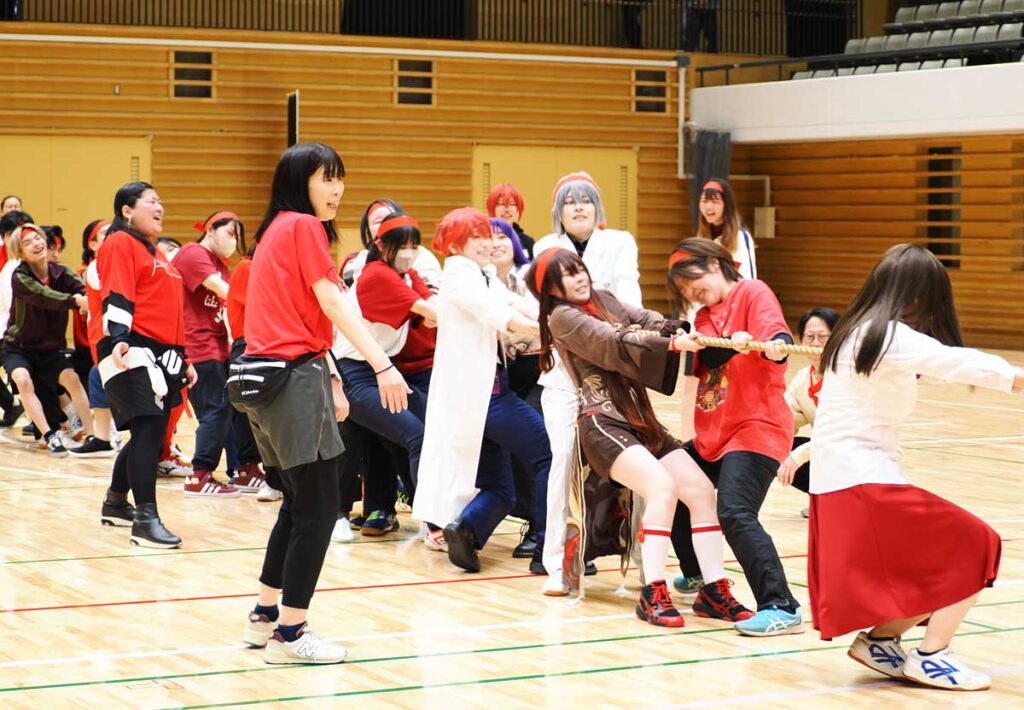 東洋美術学校の運動会にて、マンガ科の学生や教員たち