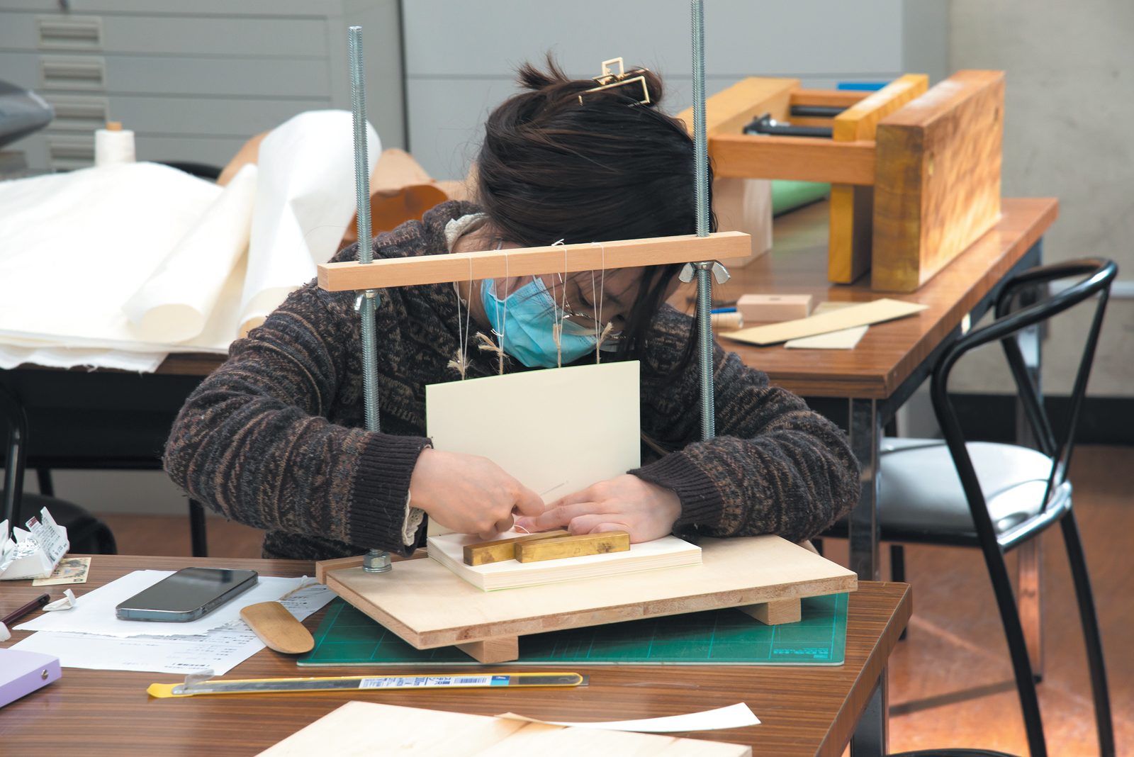 机で書籍資料の修復に取り組む様子
