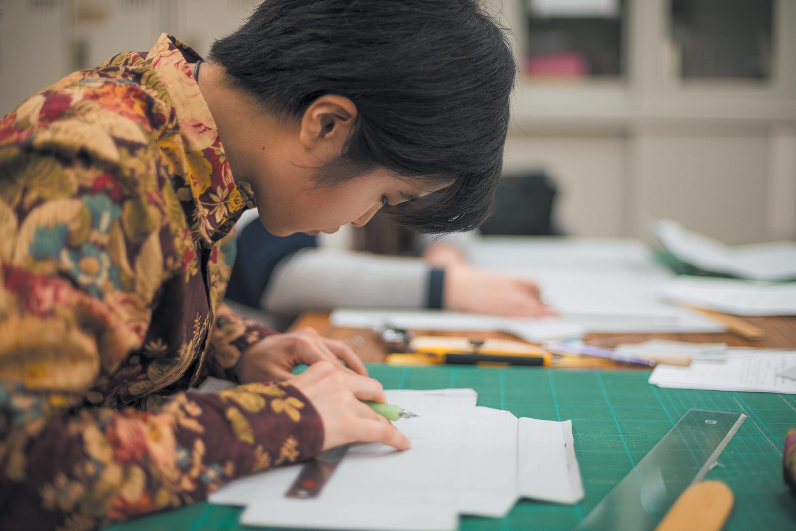 筆で日本画を描く様子