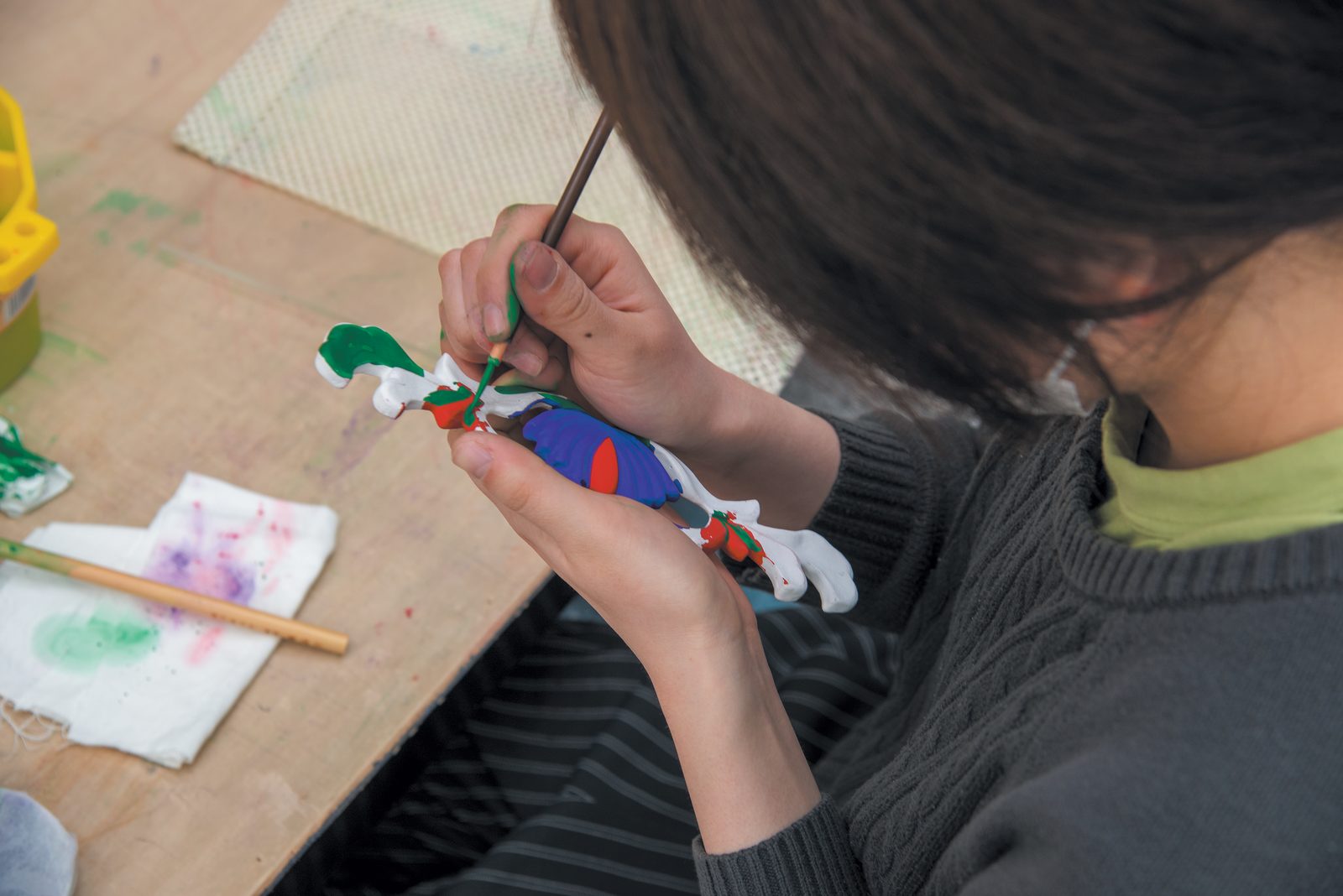 パレットの上で絵具を扱う手元