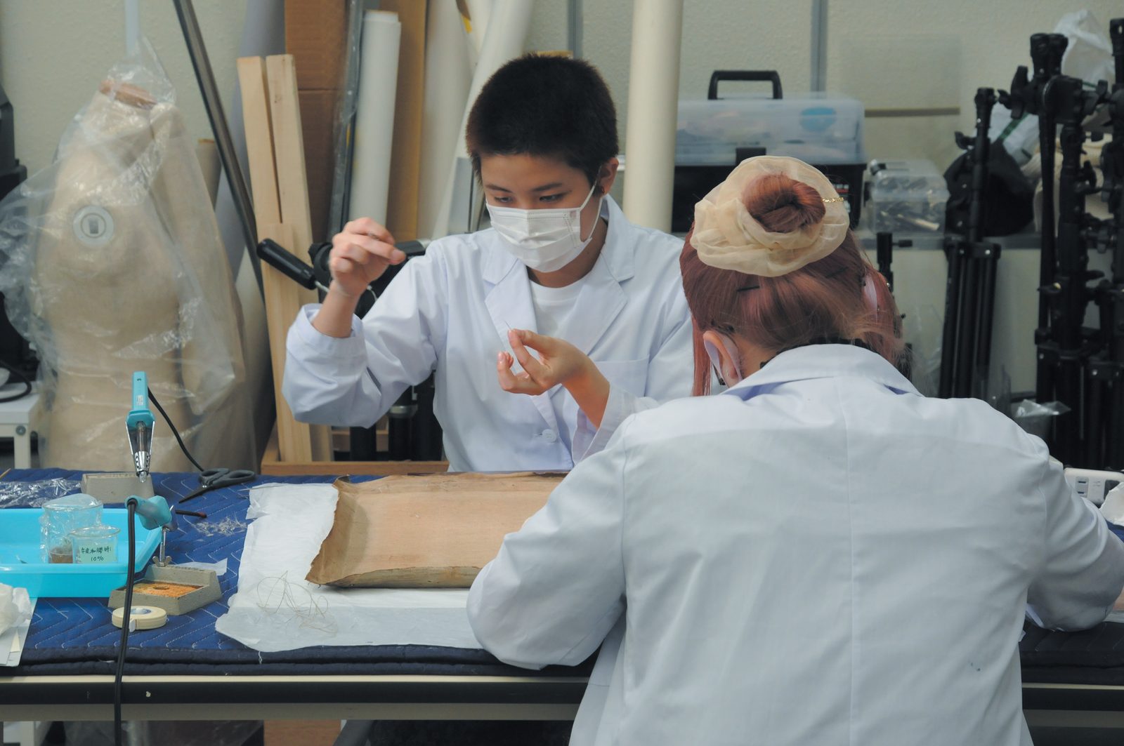 立体作品を前に指導を受ける様子