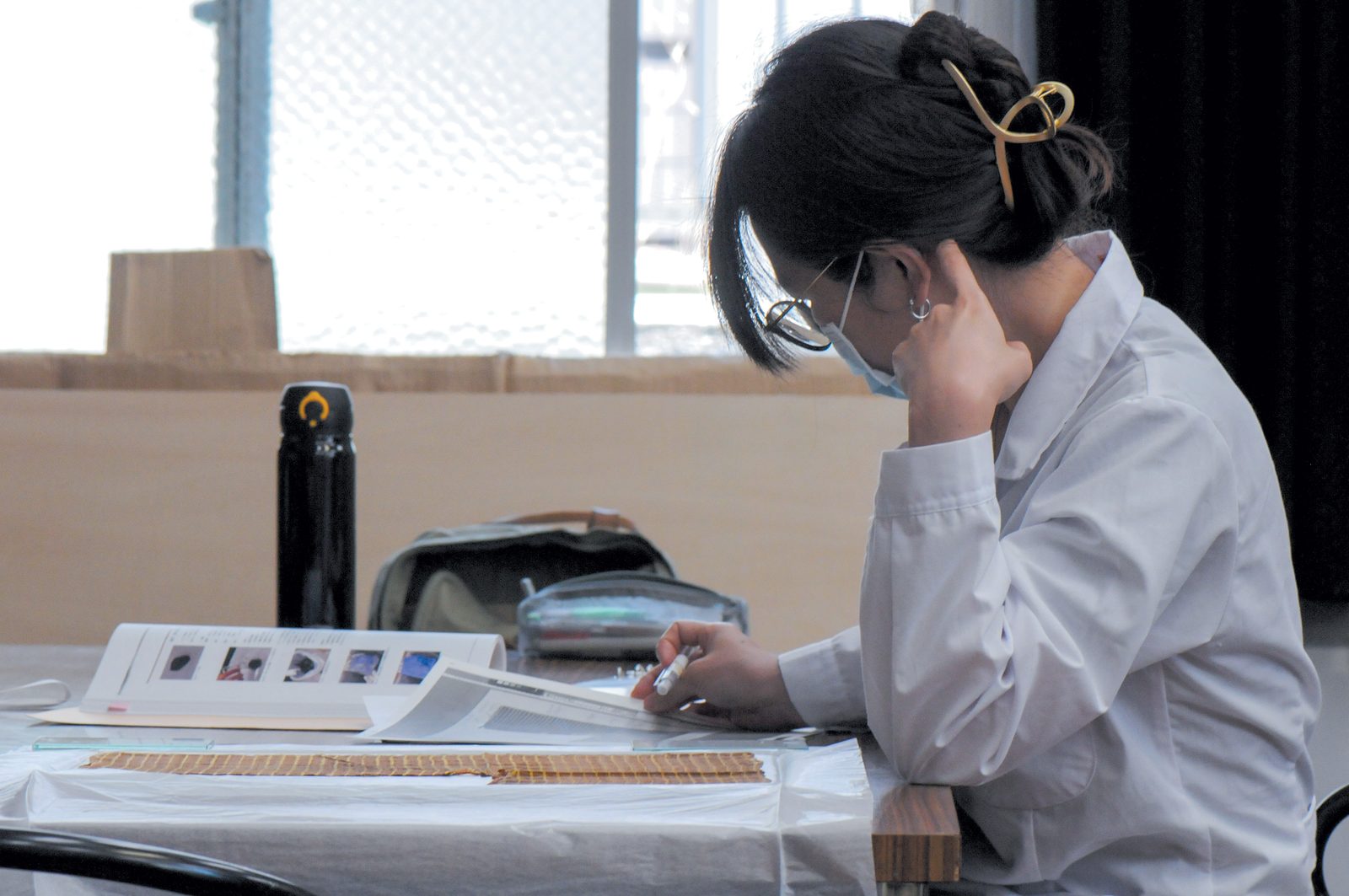 資料を精査する様子