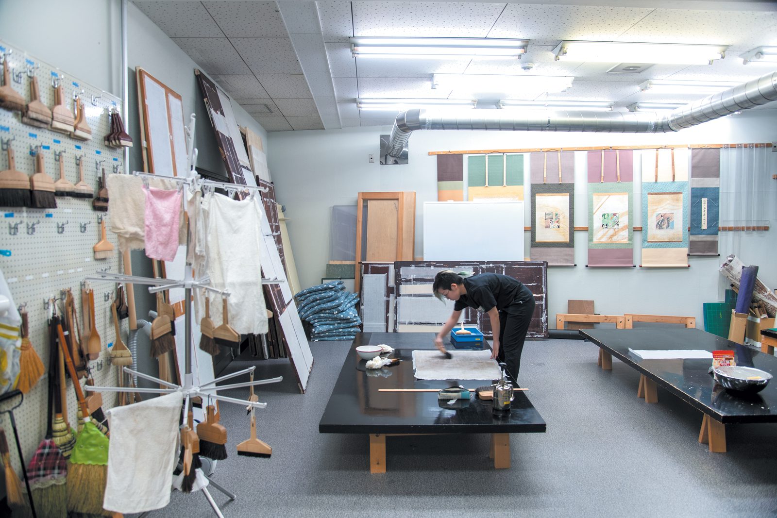 額装作品が並ぶ工房の風景